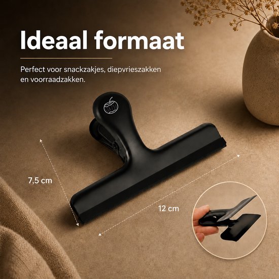 Een zwarte, grote vershoudclip van 12 cm breed en 7,5 cm hoog, met een appel-logo.
