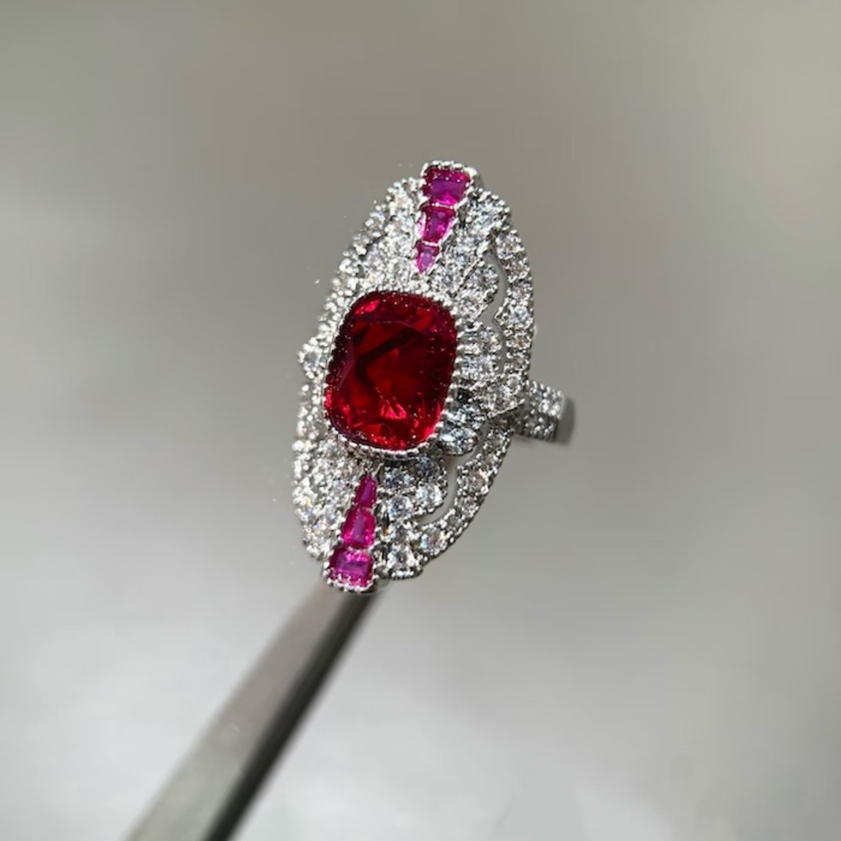 Art Deco Stijl Robijn Statement Ring – Luxe Vintage Ring met Rode Zirkonia – Witgoudkleurige Cocktail Ring – Verstelbaar