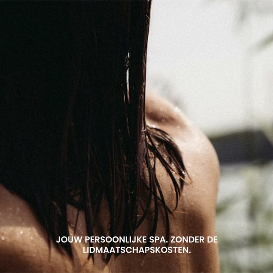 Schouder van een vrouw met nat haar, lichte reflecties op de huid.
