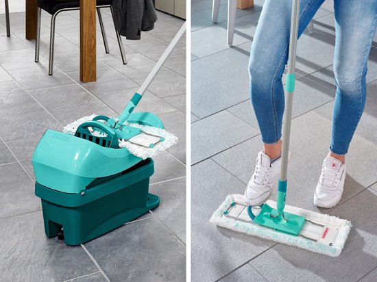 Femme en jean avec une serpillière turquoise dans un seau et utilisation de la serpillière au sol.