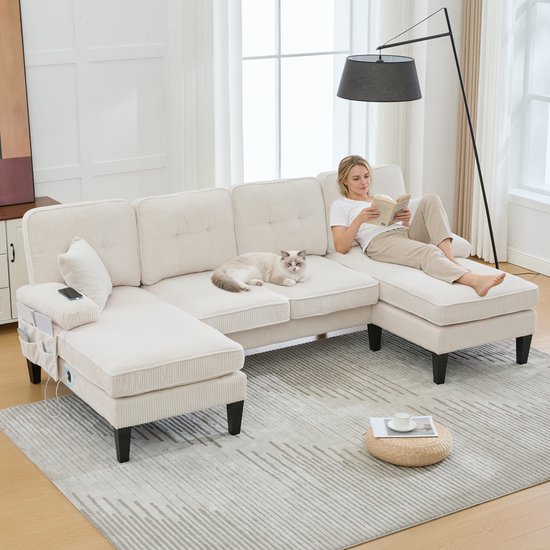 Canapé sectionnel en U en velours côtelé crème avec double méridienne, avec une femme lisant et un chat se reposant.
