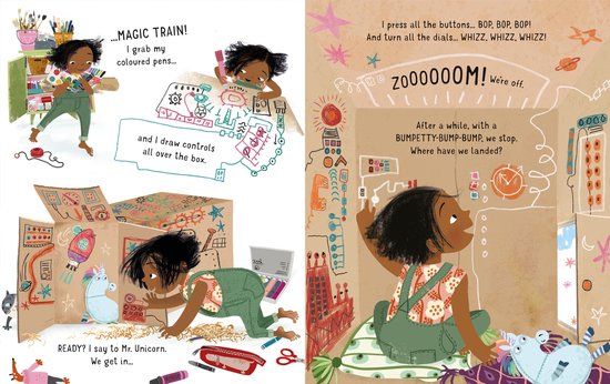 Une fille transforme une boîte en carton en train de jeu et rampe à l'intérieur. Elle appuie sur des boutons dans une boîte.