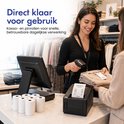 Een winkelmedewerker scant een trui terwijl een klant aan de kassa betaalt met een bonnenprinter.