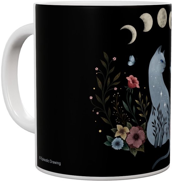Zwarte mok met een lichtblauwe kat, bloemen, vlinders en maancycli. Copyright 'Episodic Drawing'.