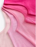 Vijf mouwloze tops in verschillende roze tinten, dichtbij gefotografeerd.