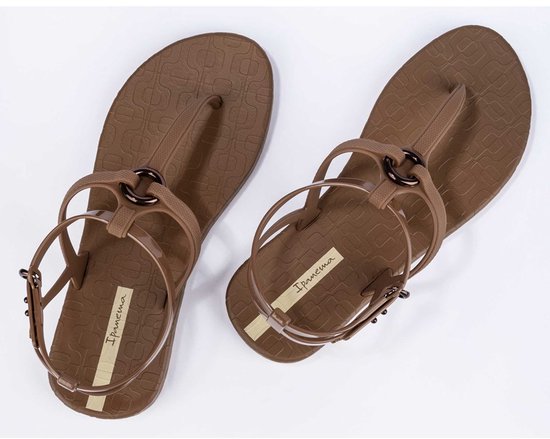 Bruine Ipanema slippers met bandjes en gesp, met een patroon op de zool.