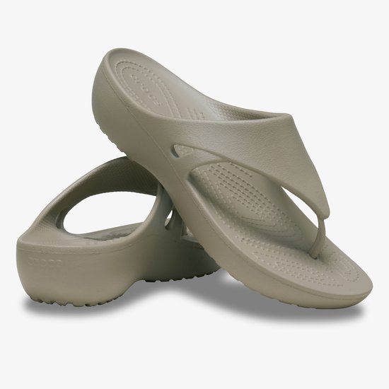 Beige Crocs Kadee Wedge dames teenslippers, op elkaar gestapeld.