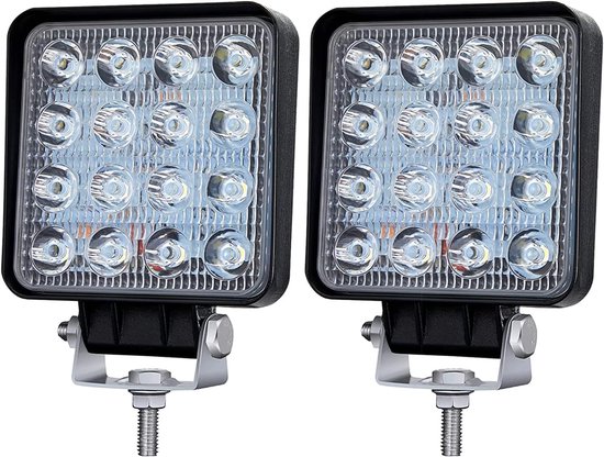 Twee vierkante LED werklampen met 16 LED's per stuk, een zwarte behuizing en verstelbare montagebeugels.