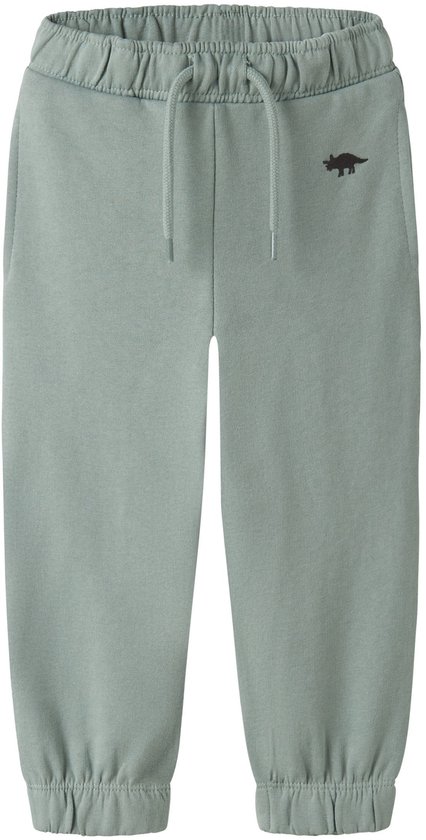 Lichtgroene joggingbroek met trekkoord en een dinosaurus-applicatie op de linkerheup.
