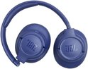 Opvouwbare blauwe JBL Tune over-ear koptelefoon, met JBL logo op de oorschelpen.