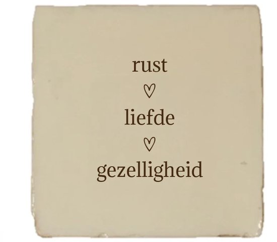 Crèmekleurig tegeltje met de tekst 'rust ♡ liefde ♡ gezelligheid' in bruine letters.