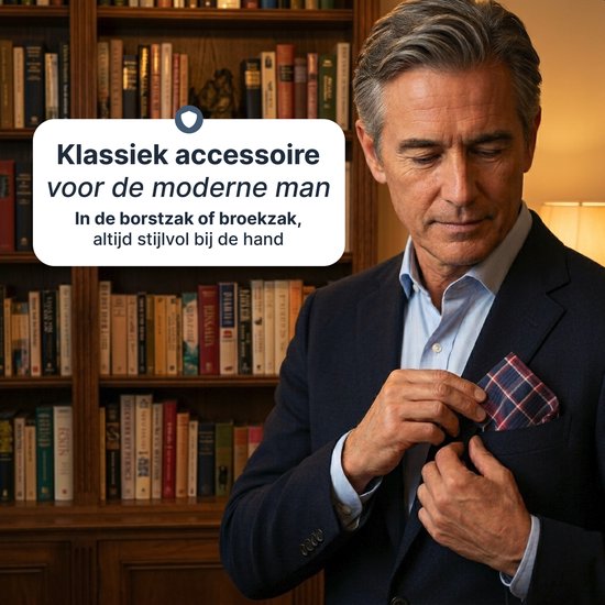 Man in donkerblauw pak stopt een geblokte zakdoek in zijn borstzak, klassiek accessoire.