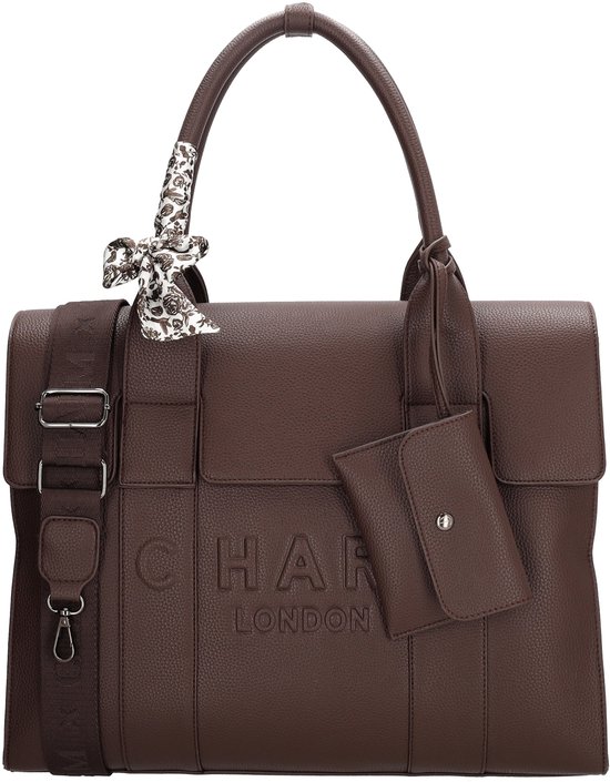 Donkerbruine leren luiertas gesloten met 'CHARM LONDON' in reliëf, een los etui en een stoffen strikje.