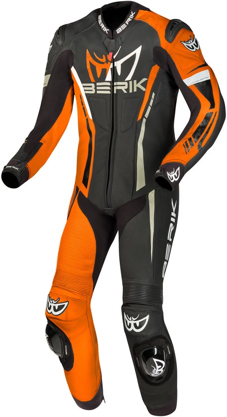 Combinaison de moto Berik noire et orange avec logos et perforations.
