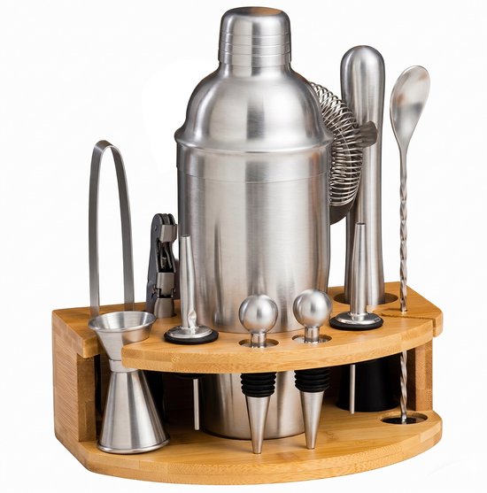 Zilverkleurige cocktailset met bamboe standaard.