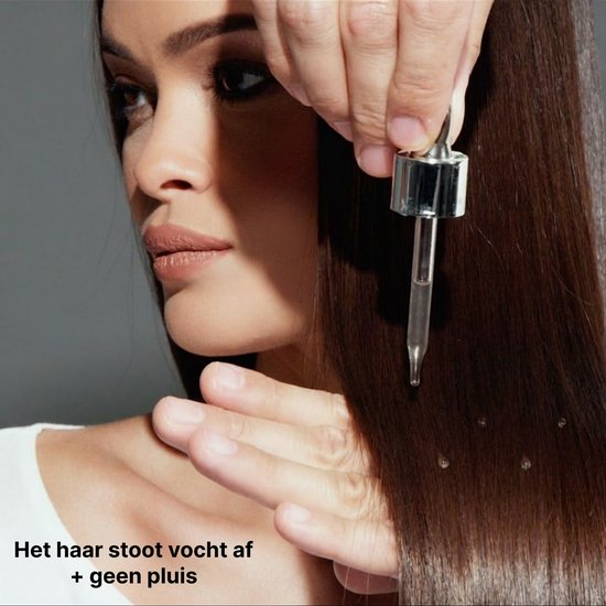 Close-up van een vrouw met lang, donkerbruin haar, waarbij een druppelaar product aanbrengt om vocht af te stoten.