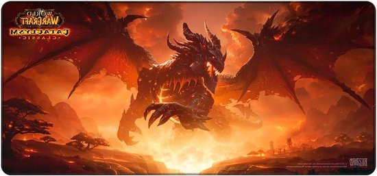 Grand dragon rouge aux ailes déployées, crachant du feu et de la lave, avec des arbres et des montagnes en arrière-plan. Logo World of Warcraft Cataclysm en haut.