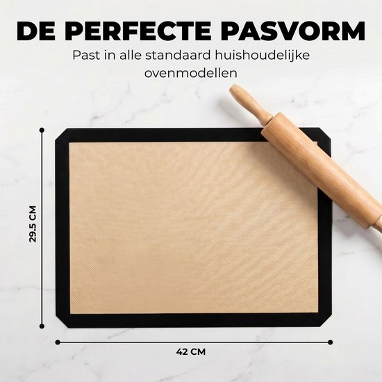 Beige bakmat met zwarte rand op aanrecht, met de afmetingen 42 cm en 29,5 cm duidelijk aangegeven. Een deegroller ligt erop.