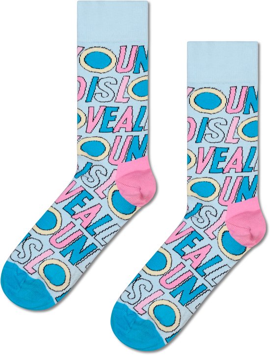 Een paar lichtblauwe Happy Socks met de tekst 'Love' en donutmotief in roze en geel.