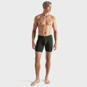 Man van voren gezien, draagt een donkergroene, lange boxer.