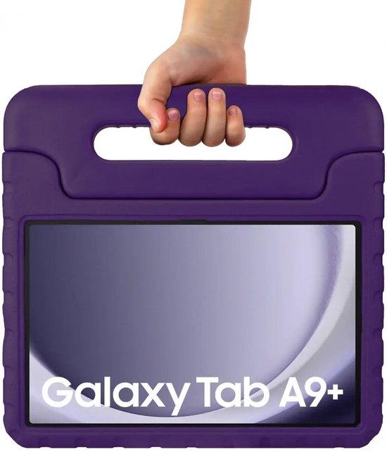 Paarse Happy Case tablethoes met handvat, gedragen door een kinderhand. Geschikt voor Samsung Galaxy Tab A9+.