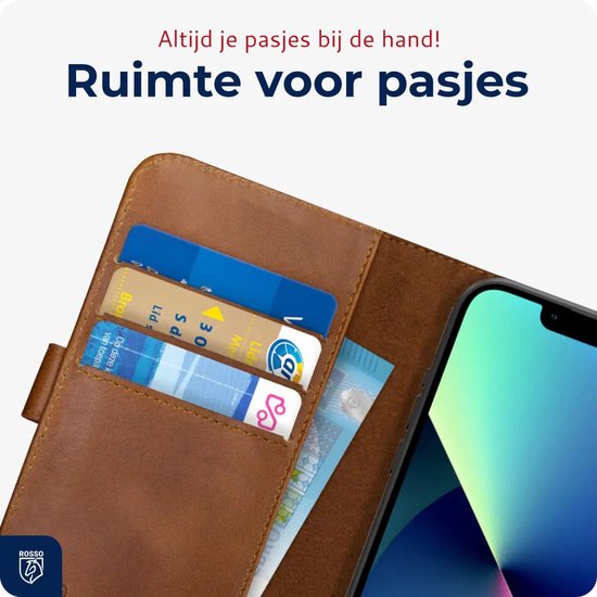 Bruin lederen telefoonhoesje met drie pasjes erin en een iPhone 13.