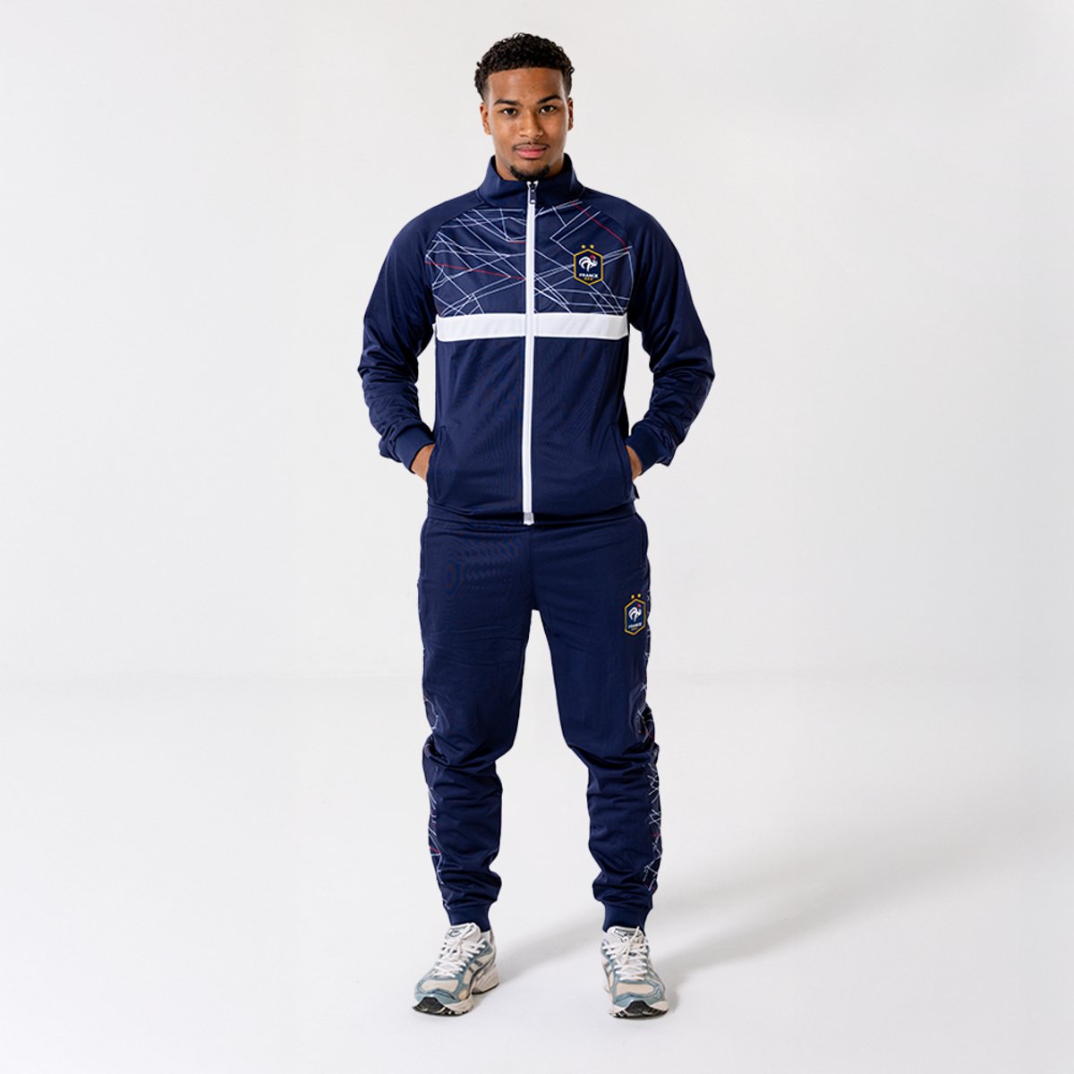 1200x1200.jpg Frans Elftal Trainingspak Heren - Maat S - FFF Frankrijk - Voetbalkleding - Sportkleding - Volwassenen - Officiële FFF Fanmerchandise - Afbeelding 1