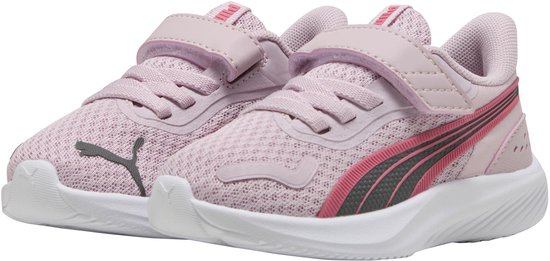 Lichtroze PUMA sneakers met klittenbandsluiting en zwarte en roze strepen op de zijkant.