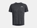 Donkergrijs sportshirt met subtiele horizontale lijnen en wit Under Armour logo op de borst.