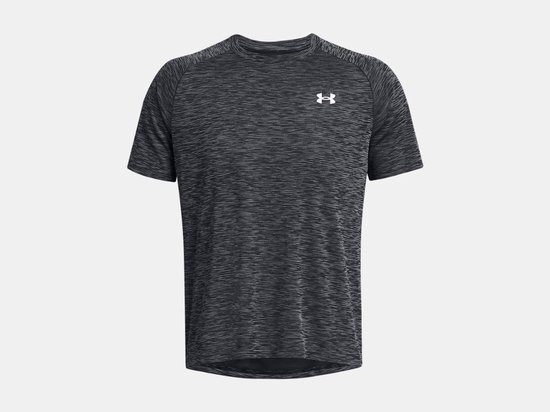 Donkergrijs sportshirt met subtiele horizontale lijnen en wit Under Armour logo op de borst.