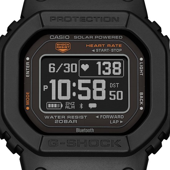Nog een close-up van het gedetailleerde digitale display van een zwart G-Shock horloge met tijd, datum en hartslag.