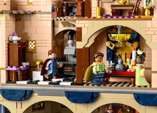 Een gedetailleerd interieur van het LEGO Disney Kasteel, met figuren van Assepoester, Belle en Tiana.