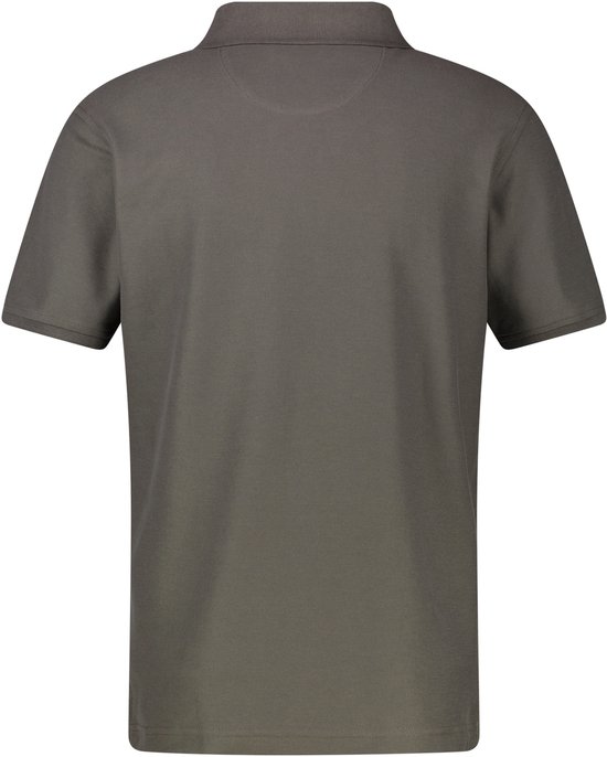 Donkergrijs poloshirt met korte mouwen, neutrale achtergrond, zicht van achteren.