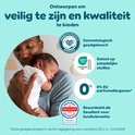 Een man houdt een slapende baby vast. "Ontworpen om veilig te zijn en kwaliteit te bieden."