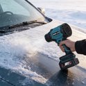Hand wordt gebruikt om een blauw/zwarte bladblazer/stofzuiger te gebruiken om natte sneeuw van een autokap te blazen.