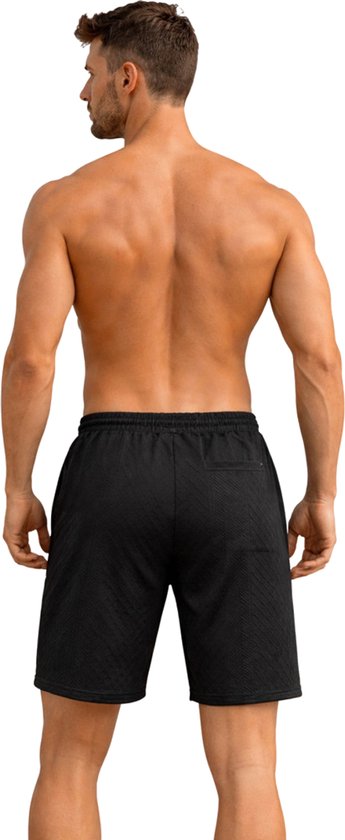 Achterkant van een man in een zwarte korte broek met trekkoord en subtiel ruitpatroon.