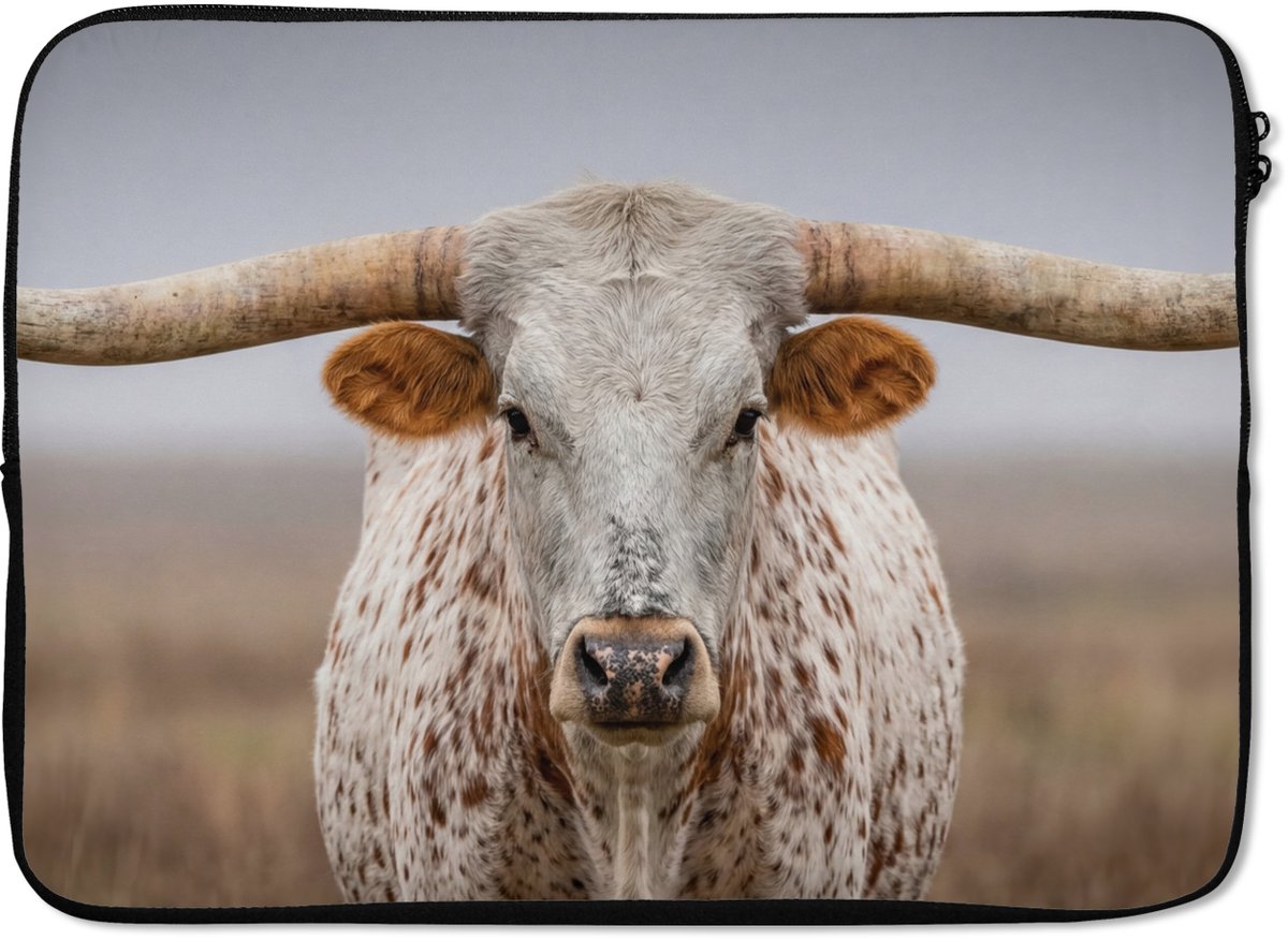 Laptophoes 14 inch - Longhorn - Grasveld - Dier - Laptop sleeve - Binnenmaat 33x23 cm - Zwarte achterkant