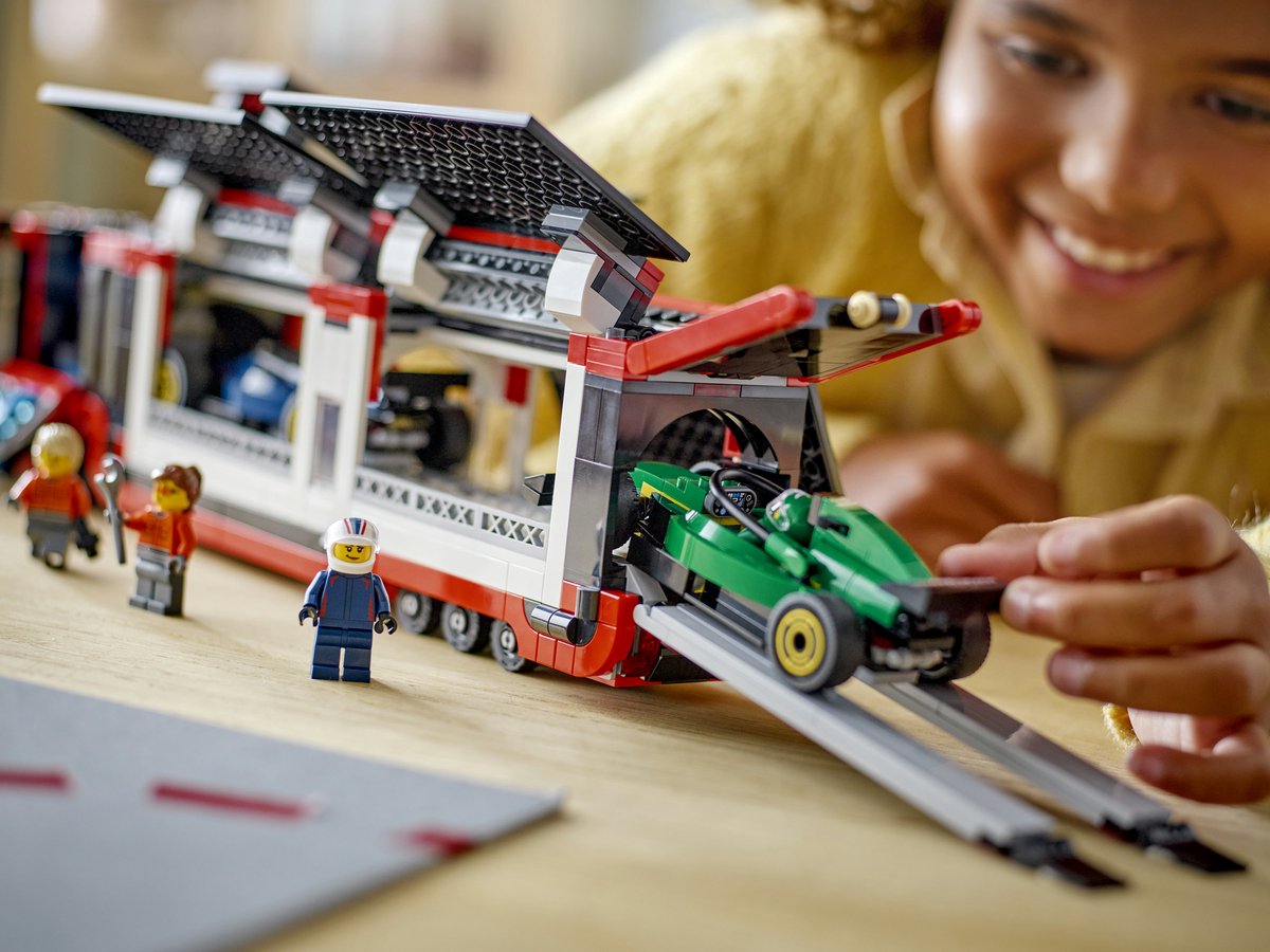 LEGO City F1 truck met RB20 en AMR24 F1® auto's speelset - 60445 — afbeelding 18