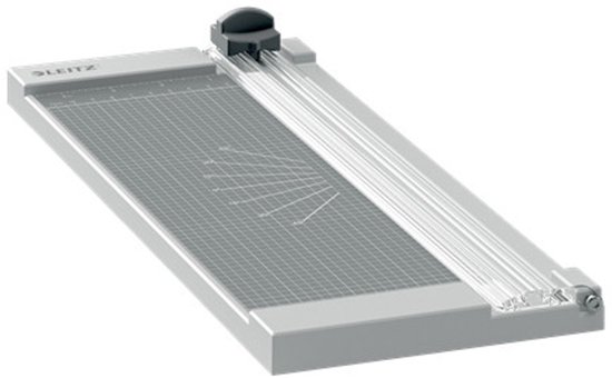 Zilverkleurige Leitz rolsnijmachine op een witte achtergrond.
