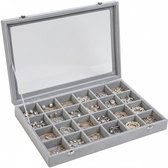 Grijze juwelendoos met 24 vakken, spiegel in deksel en gevuld met diverse sieraden zoals kettingen en ringen.