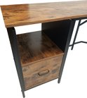 Detail van de lade en open vak aan de zijkant van een L-vormig bureau met roodbruin houtlook blad en zwart metalen frame.