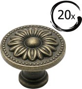 Bronzen kastknop met bloemmotief, omringd door een rand van kralen. Bevat 20x.