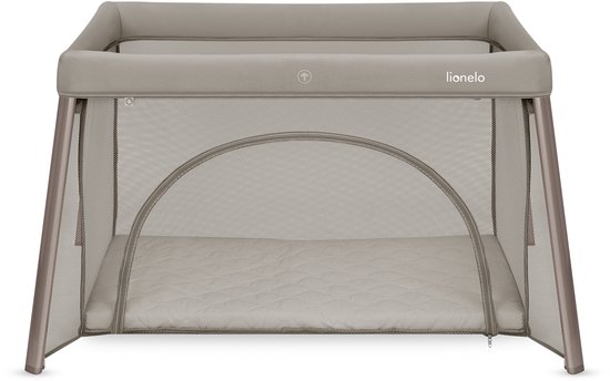 Grijze reiswieg met mesh wanden, rits aan de voorkant en een matras.