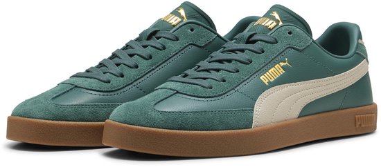 Paire de sneakers Puma Club II Era vertes avec bande latérale beige, logos PUMA dorés et semelles marron.