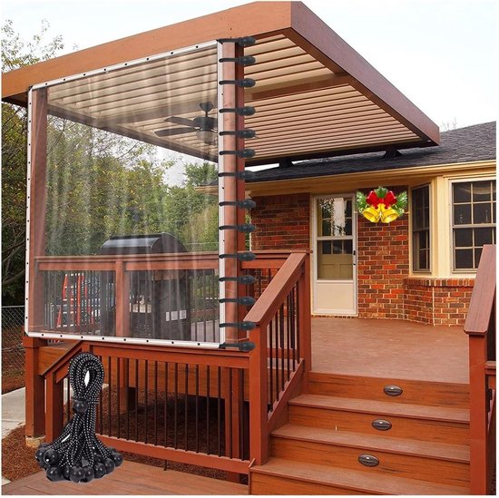 Transparant terrasgordijn van PVC, bevestigd aan een houten pergola, beschermt tegen wind en regen.