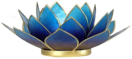 Blauwe lotus waxinelichthouder met gouden randen, van de zijkant bekeken.