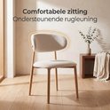 Beige eetkamerstoel met stoffen zitting en rugleuning, en houten frame, in een interieur.