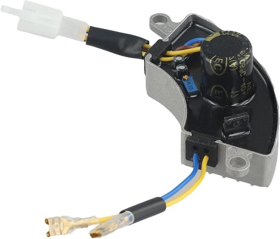 Zilveren spanningsregelaar met gebogen metalen behuizing, geribbelde textuur, zwarte condensator, gele, blauwe en bruine draden met connectoren.