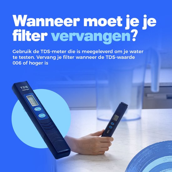 Un testeur TDS noir dans une main, avec une carafe blanche en arrière-plan. Texte : « Quand changer votre filtre ? »