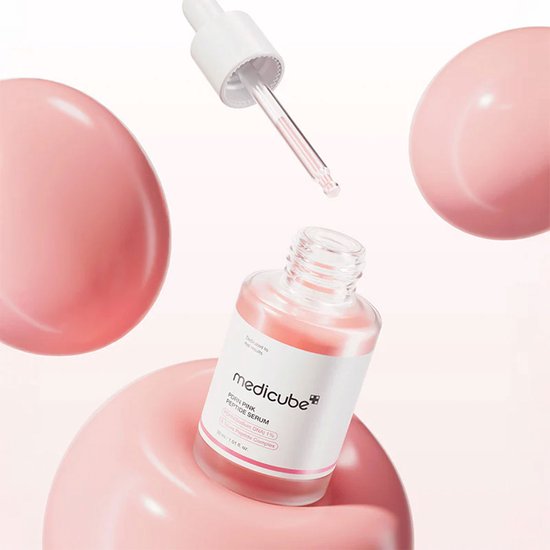 Medicube PDRN Pink Peptide Serum flesje met druppelaar. Flesje zweeft en is omringd door roze bubbels.